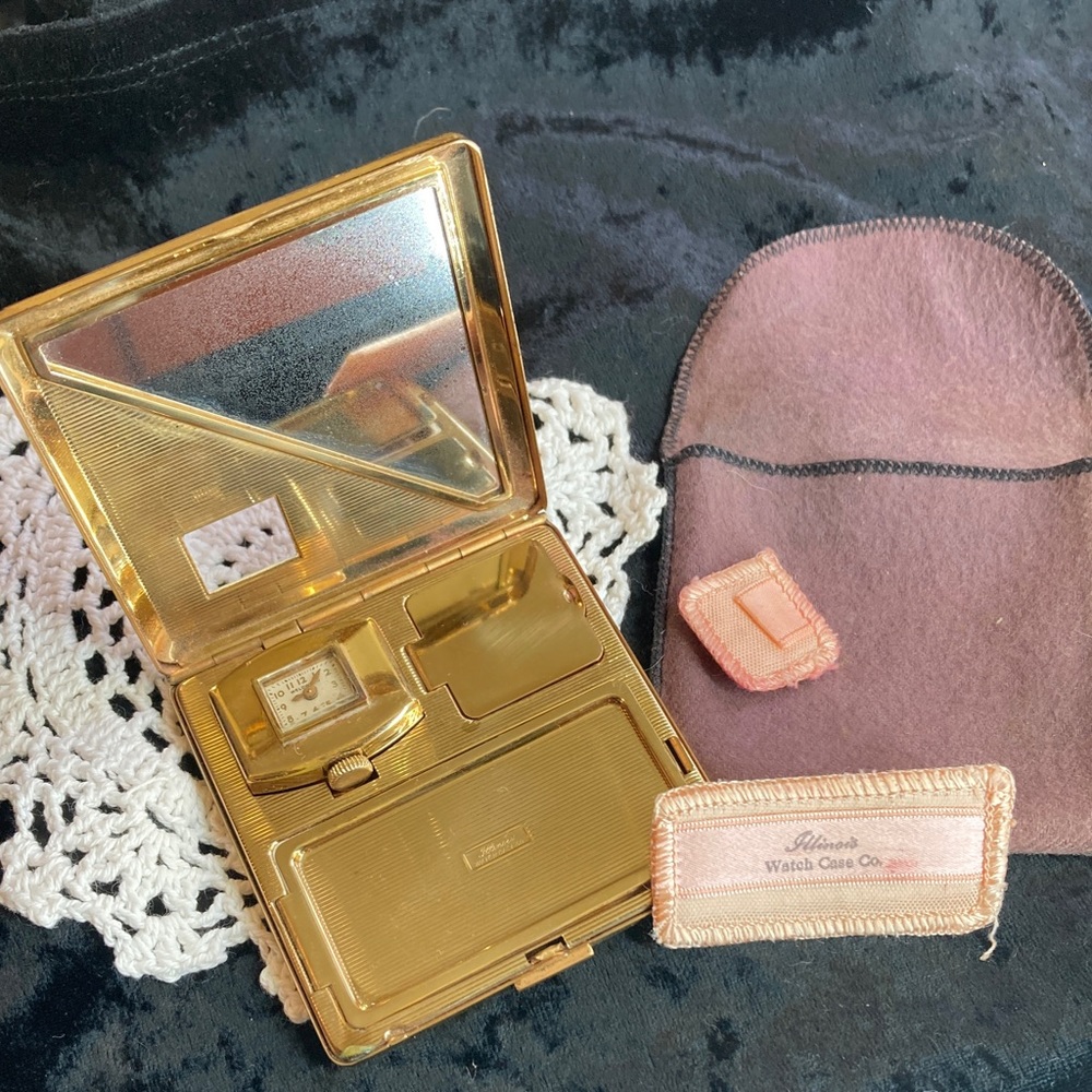 Circa 1935 Illinois Case Comp. With Working Watch and Make Up